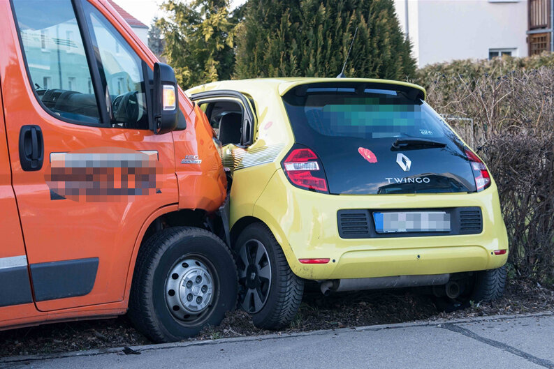 Abschleppfahrzeug rammt Renault - zwei Verletzte - 