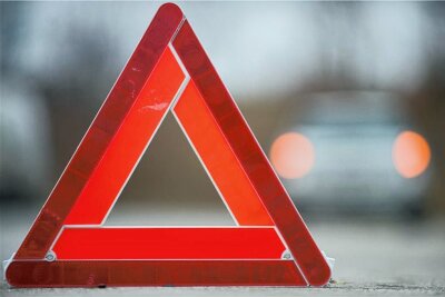 Abschleppwagen muss nach Unfall in Glauchau anrücken - Ein Warndreieck sichert eine Unfallstelle (Symbolbild). 