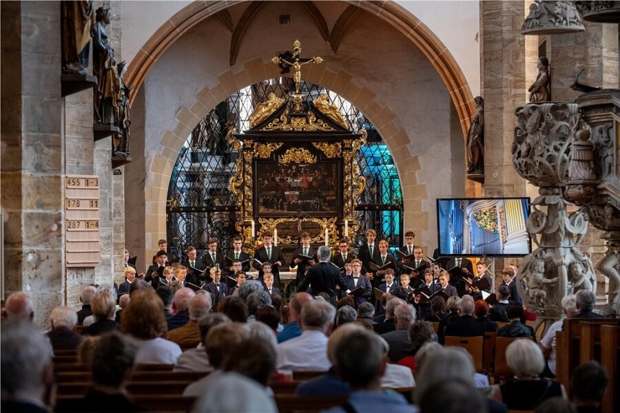 Anhand der Werke von 15 Komponisten nahmen die Regensburger Domspatzen ihr Publikum im Freiberger Dom mit auf eine Reise durch die Jahrhunderte geistlicher Chormusik. 