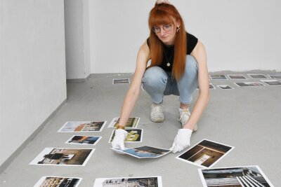 Abseits aller Eiffeltürme: Natalie Bleyl sucht das angebliche Sehensunwürdige - Natalie Bleyl bereitet in der Galerie Hinten ihre Fotoausstellung vor.