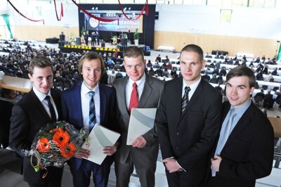 Absolventen feiern ihren Studienabschluss - Diese fünf Jungs haben Preise für Bestleistungen bekommen: Markus Meier, Alexander Groth, Tom Haas, Daniel Gitzel und Timon Wappler (von links).