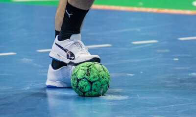 Abstiegskampf: Eisenach verliert deutlich gegen Lemgo - Ein Spieler hält einen Handball mit dem Fuß fest.