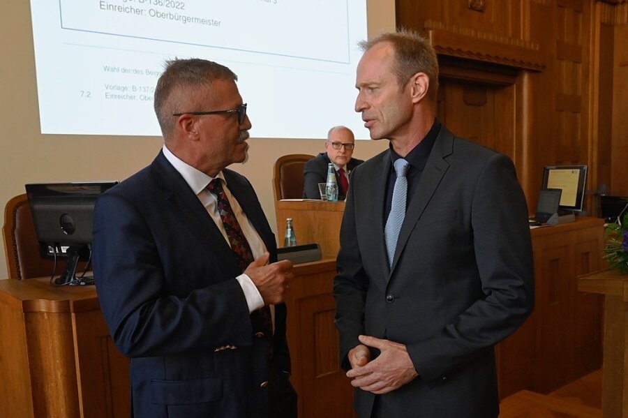 Der amtierende und der künftige Dezernent für Ordnung und Sicherheit: Bürgermeister Miko Runkel (links) im Gespräch mit seinem Nachfolger im Amt, Knut Kunze. 