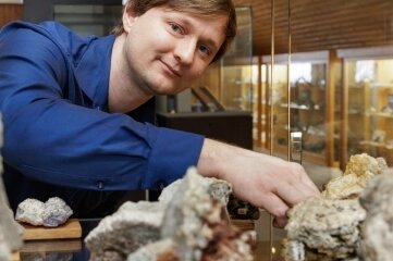 Betriebsleiter Erik Ahner sortiert noch mal die Mineralien im Museum, bevor es am Mittwoch wieder losgeht. 