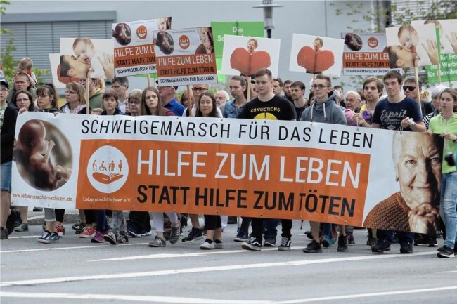 Abtreibungsgegner demonstrieren im Erzgebirge - Zum Schweigemarsch für das Leben werden am Samstag wieder Hunderte Demonstranten in Annaberg-Buchholz erwartet. 