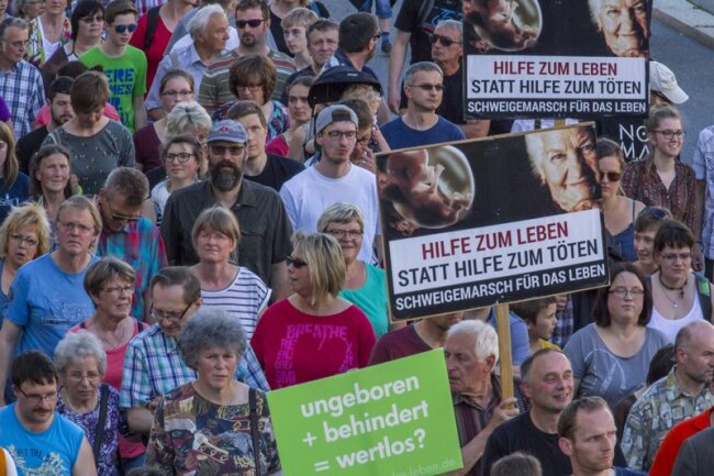 Mehr als 500 Abtreibungsgegner haben gestern Abend in Annaberg-Buchholz beim 7. "Marsch für das Leben" gegen das Recht auf Schwangerschaftsabbruch demonstriert.