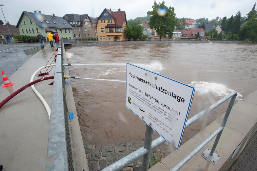 Abwarten und beobachten: Wie sich Flöha und Niederwiesa auf den großen Regen vorbereiten - 3. Juni 2013: Nach anhaltend starkem Regen stiegen die Flusspegel wie hier in Flöha rasant an.