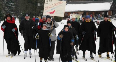 Abwarten zwischen Frust und Freude - Protest, der Wirkung zeigte: Vor zwei Jahren demonstrierten am Loipenhaus in Johanngeorgenstadt Skisportler mit Trauergewändern gegen die Pläne, die B 93 zu verlängern. 