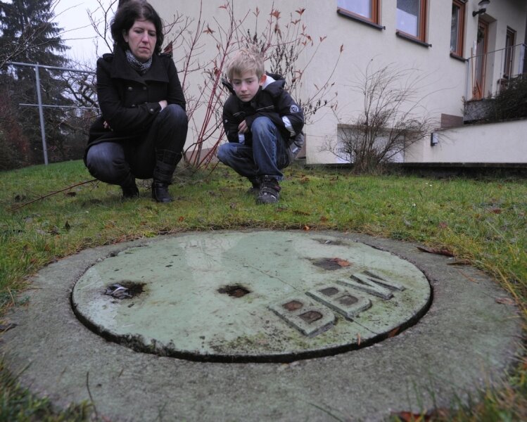 Sybille Brösel wartet mit ihrem Sohn Theo an der Beutenbergstraße