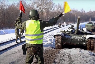 Abzug oder Aufmarsch? Lage an Ukraine-Grenze bleibt ernst - Russische Panzer und Militärfahrzeuge werden Verladen. Nach Angaben des Moskauer Verteidigungsministeriums haben diese Truppen ihre Manöver beendet und kehren zu ihren ständigen Stützpunkten zurück. 