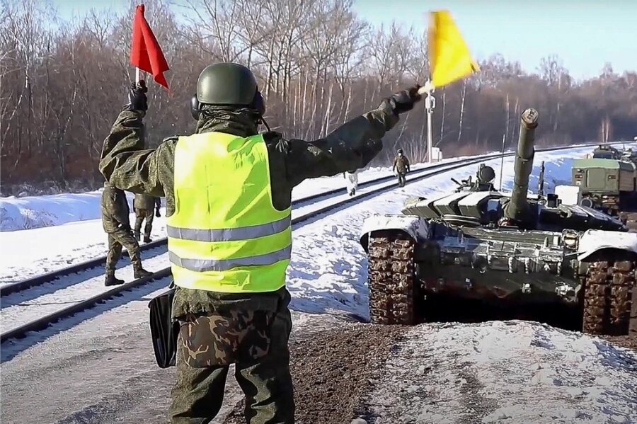Russische Panzer und Militärfahrzeuge werden Verladen. Nach Angaben des Moskauer Verteidigungsministeriums haben diese Truppen ihre Manöver beendet und kehren zu ihren ständigen Stützpunkten zurück. 