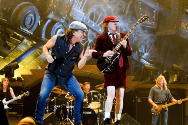 AC/DC-Musiker Malcolm Young ist tot - Der Gitarrist Malcom Young (links hinten) ist am Samstag gestorben. Er lebte von 1953 bis 2017.