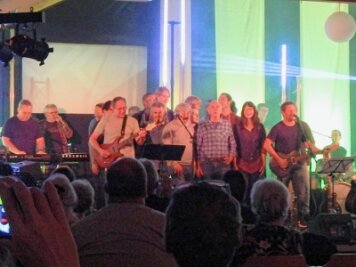 Acht Bands spielen fünf Stunden live - Die Band See The Light gemeinsam mit ihren Freunden auf der Bühne der Landeskirchlichen Gemeinschaft Klingenthal. 