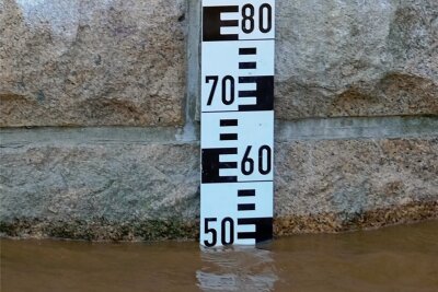 Acht Jahre nach Juni-Hochwasser: Mylau hat endlich eine Pegellatte - 51 Zentimeter Wasserstand zeigt derzeit der Pegel der Göltzsch in Mylau. Beim Hochwasser 2013 war er rasant auf den Rekordstand von 2,49 Meter gestiegen. 