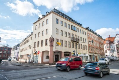 Acht-Millionen-Euro-Projekt: Gerüchte um Baustopp an alter Sparkasse in Aue - Was ist dran? - Blick auf die frühere Kreissparkasse an der Goethestraße in Aue. Ein Investor will das Gebäude sanieren.
