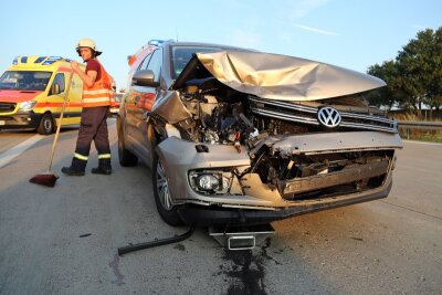 Acht Verletzte bei Unfall auf der A4 - Bei einem Unfall auf der A4 zwischen Berbesdorf und Hainichen sind am Sonntagabend acht Personen verletzt worden.