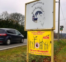 Acht Windparks für Hainichen möglich - Gleich am Ortseingang aus Richtung Cunnersdorf findet sich eines der vielen Protestplakate der Windkraftgegner in Bockendorf. 