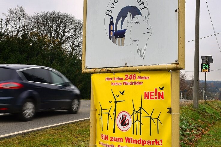 Acht Windparks für Hainichen möglich - Gleich am Ortseingang aus Richtung Cunnersdorf findet sich eines der vielen Protestplakate der Windkraftgegner in Bockendorf. 