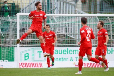 Achter Abgang beim FSV Zwickau - Felix Drinkuth (li.) bejubelt seinen Treffer beim Spiel gegen Chemie Leipzig.