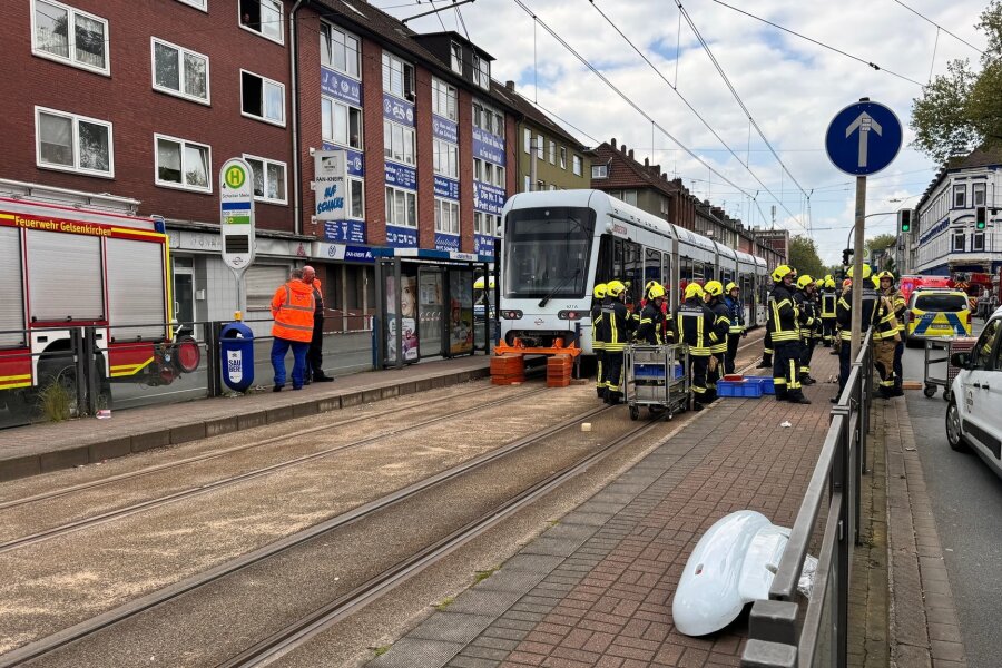 Achtjähriger wird von Straßenbahn überfahren und stirbt - Ein siebenjähriger Junge ist in Gelsenkirchen von einer Straßenbahn erfasst und tödlich verletzt worden.