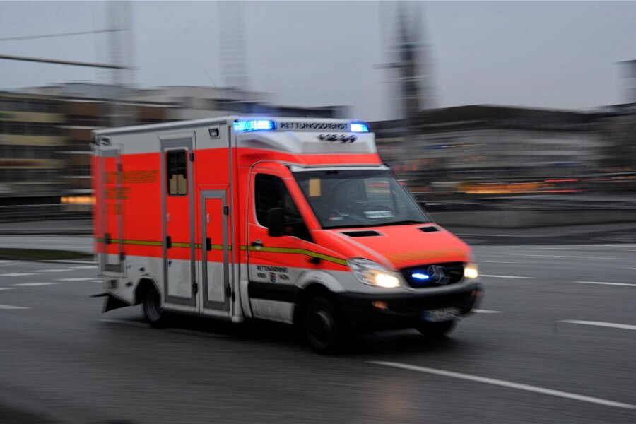 Achtjähriges Mädchen und Radlerin bei Unfällen in Oelsnitz schwer verletzt - Ein Mädchen und eine Frau mussten nach Unfällen ins Krankenhaus gebracht werden.