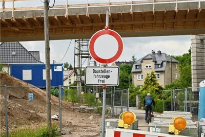 Achtung Autofahrer, hier wird in Mittelsachsen gebaut - Die Mühlenstraße in Geringswalde ist wegen des Baus einer Brücke für einen Radweg gesperrt.