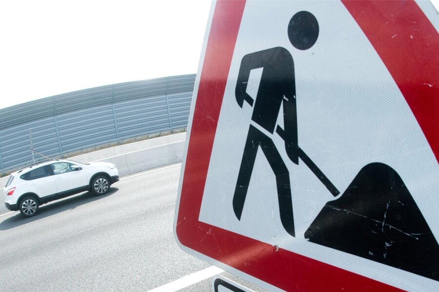 Achtung, Baustelle: Diese Straßen im Erzgebirge sind derzeit gesperrt - Ein Schild weist auf eine Baustelle hin. Auch im Erzgebirge müssen Autofahrer derzeit mit zahlreichen Verkehrseinschränkungen rechnen.