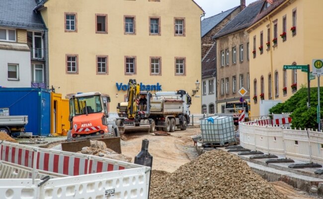 In Oederan ist der Bereich Altmarkt/Große Kirchgasse noch bis 15. Juli wegen der Erneuerung der Fahrbahn gesperrt. 