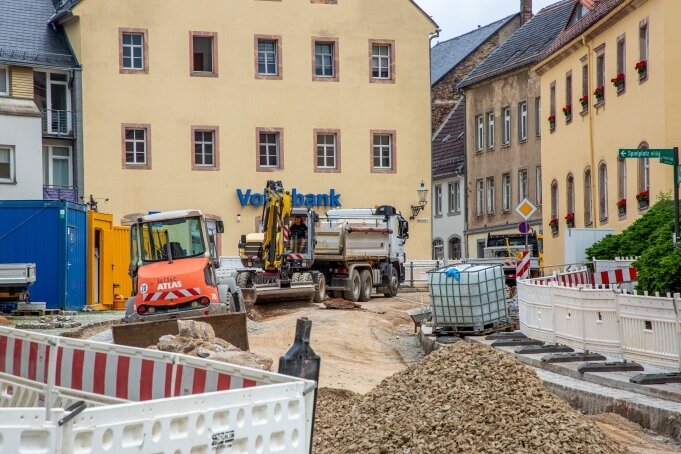 In Oederan ist der Bereich Altmarkt/Große Kirchgasse noch bis 15. Juli wegen der Erneuerung der Fahrbahn gesperrt. 