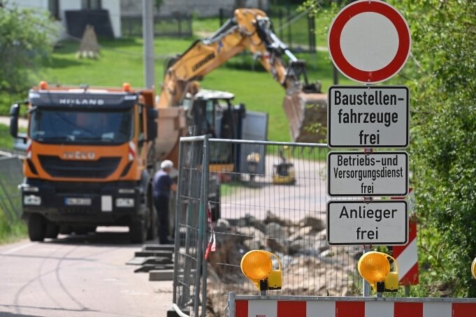 Achtung! Baustelle - Die Obere Dorfstraße in Frankenau ist wegen dem Neubau einer Stützmauer gesperrt. 