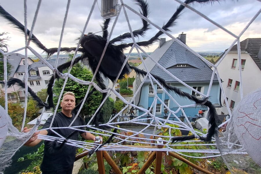 Achtung, Gruselalarm in Augustusburg: „Alles nur für Halloween“ - Jörg Kemter (Foto) kontrolliert das große Halloween-Spinnennetz am höchsten Punkt des Grundstücks.