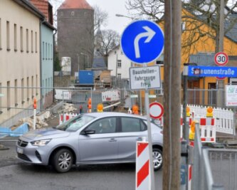 Achtung! Hier ist wegen Bauarbeiten gesperrt - Auf Grund von Sicherungsarbeiten gilt für die teilweise gesperrte Himmelfahrtsgasse eine Einbahnstraßenregelung aus Richtung Donatsring-Scheunenstraße. 