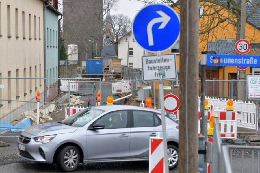 Auf Grund von Sicherungsarbeiten gilt für die teilweise gesperrte Himmelfahrtsgasse in Freiberg eine Einbahnstraßenregelung aus Richtung Donatsring-Scheunenstraße. 