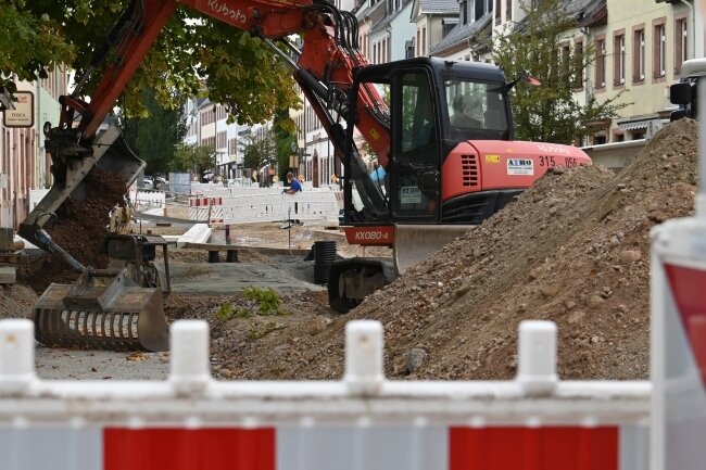 Achtung! Hier sind Straßen gesperrt - In der Rochlitzer Rathausstraße werden neue Busbuchten gebaut. Die Straße ist für Lkw gesperrt. 