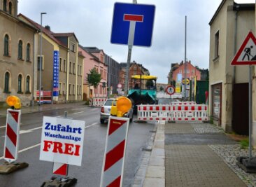 Achtung! Hier wird gebaut - Die Bahnhofstraße in Mittweida ist wegen des Baus einer Querungshilfe im Bereich des Medienzentrums der Hochschule noch bis Ende der Woche gesperrt. 