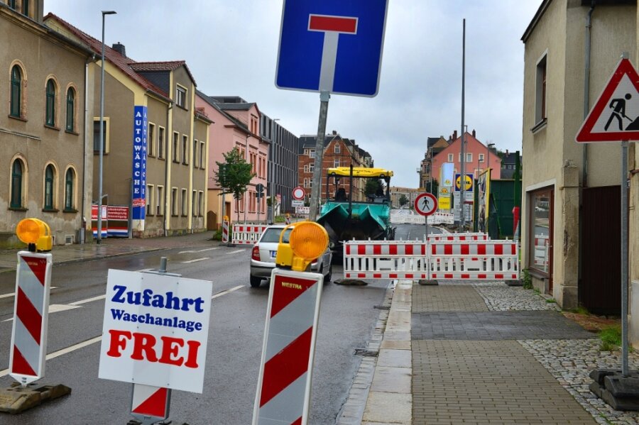 Die Bahnhofstraße in Mittweida ist wegen des Baus einer Querungshilfe im Bereich des Medienzentrums der Hochschule noch bis Ende der Woche gesperrt. 