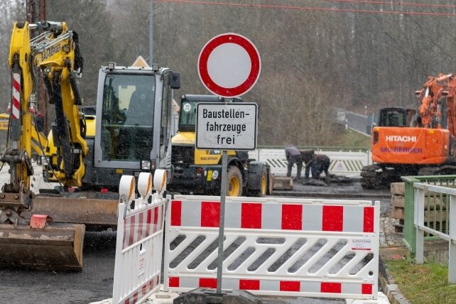 Wegen einer Brückensanierung ist die Hauptstraße in Ringethal am Ortsausgang Richtung Weinsdorf voll gesperrt. 