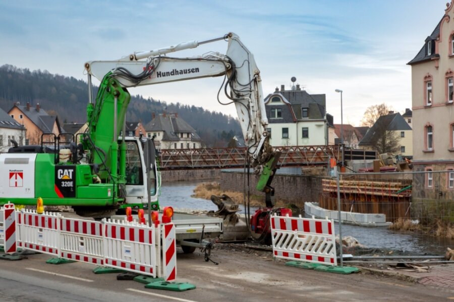 Achtung! Hier wird gebaut - In Flöha-Plaue ist die Erdmannsdorfer Straße (B 180) wegen des Neubaus der Straßenbrücke über die Zschopau bis voraussichtlich Ende Juli dieses Jahres gesperrt. Bisher liegen die Arbeiten im Zeitplan. 