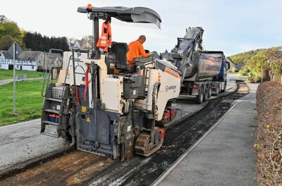 Achtung! Hier wird gebaut - Ein Teil der Ortsdurchfahrt von Elsdorf ist wegen der Straßensanierung voll gesperrt. Am Donnerstag wurde die Fahrbahn abgefräst. 