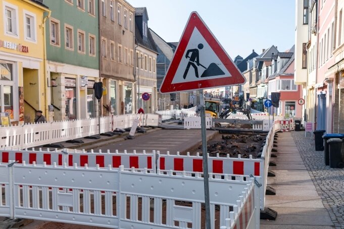 Achtung, hier wird gebaut! - In Mittweida haben die Bauarbeiten zum Ausbau der Rochlitzer Straße begonnen. Teile der Straße sind gesperrt. 
