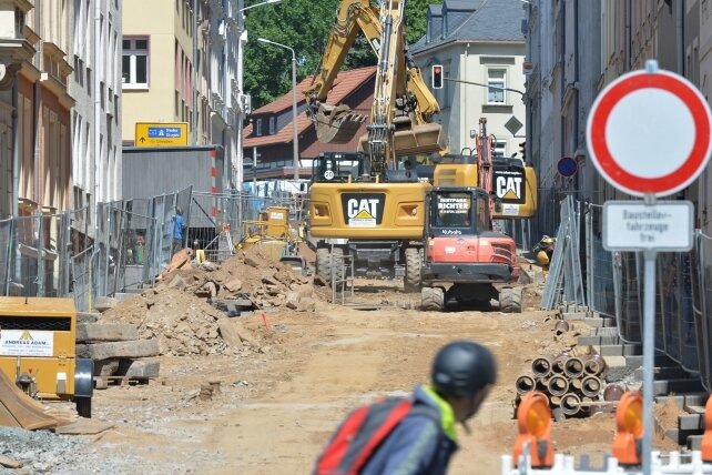 In Freiberg wird die Schönlebestraße grundhaft ausgebaut. Der erste Bauabschnitt zwischen Frauensteiner Straße und Silberhofstraße soll bis Ende Oktober fertig sein.