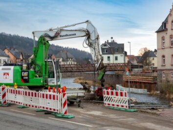Achtung! Hier wird gebaut - In Flöha-Plaue ist die Erdmannsdorfer Straße (B 180) wegen des Neubaus der Straßenbrücke über die Zschopau bis voraussichtlich Ende Juli dieses Jahres gesperrt. Bisher liegen die Arbeiten im Zeitplan. 