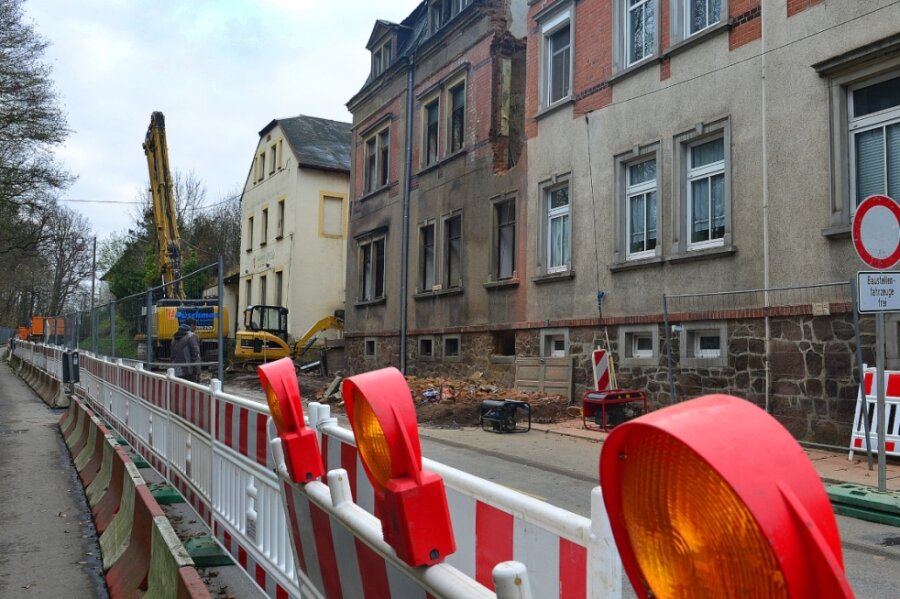 Achtung! Hier wird im Kreis gebaut - Die Burgstädter Straße in Mittweida ist voraussichtlich bis 10. Dezember zwischen Heinrich-Heine-Straße und Neusorger Straße voll gesperrt. Hier wird ein einsturzgefährdetes Haus abgerissen. 