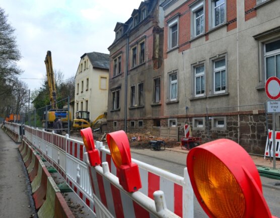 Die Burgstädter Straße in Mittweida ist voraussichtlich bis 10. Dezember zwischen Heinrich-Heine-Straße und Neusorger Straße voll gesperrt. Hier wird ein einsturzgefährdetes Haus abgerissen. 