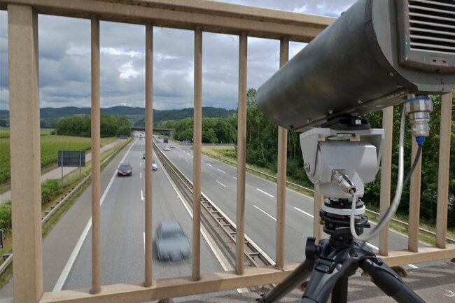 Achtung Kamera: Polizei testet neuen Blitzer zur Überführung von Handy-Sündern - Die Monocam wird wie hier beim Pilotprojekt in Rheinland-Pfalz auf einer Brücke platziert, da sie eine erhöhte Position braucht, um Beweisfotos für Handyverstöße zu schießen. 