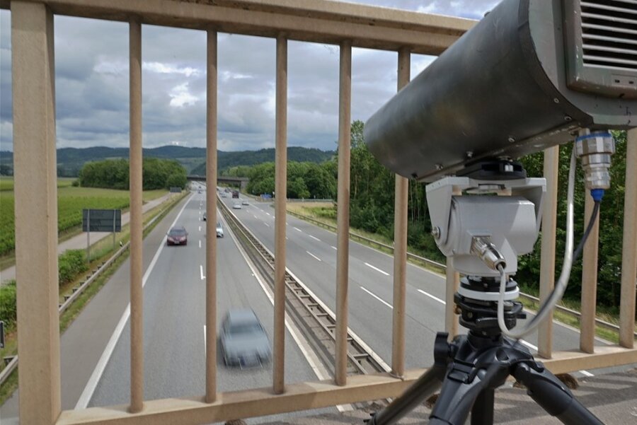 Die Monocam wird wie hier beim Pilotprojekt in Rheinland-Pfalz auf einer Brücke platziert, da sie eine erhöhte Position braucht, um Beweisfotos für Handyverstöße zu schießen. 