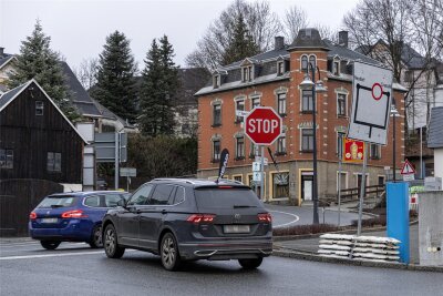 Achtung Kontrolle: Das vielleicht teuerste Stoppschild im Erzgebirge - Das Stoppschild aus Richtung Grenze an der B 95 in Bärenstein wird von Autofahrern häufig übersehen. Die Polizei kontrolliert mehrmals wöchentlich die „Gefahrenstelle“.