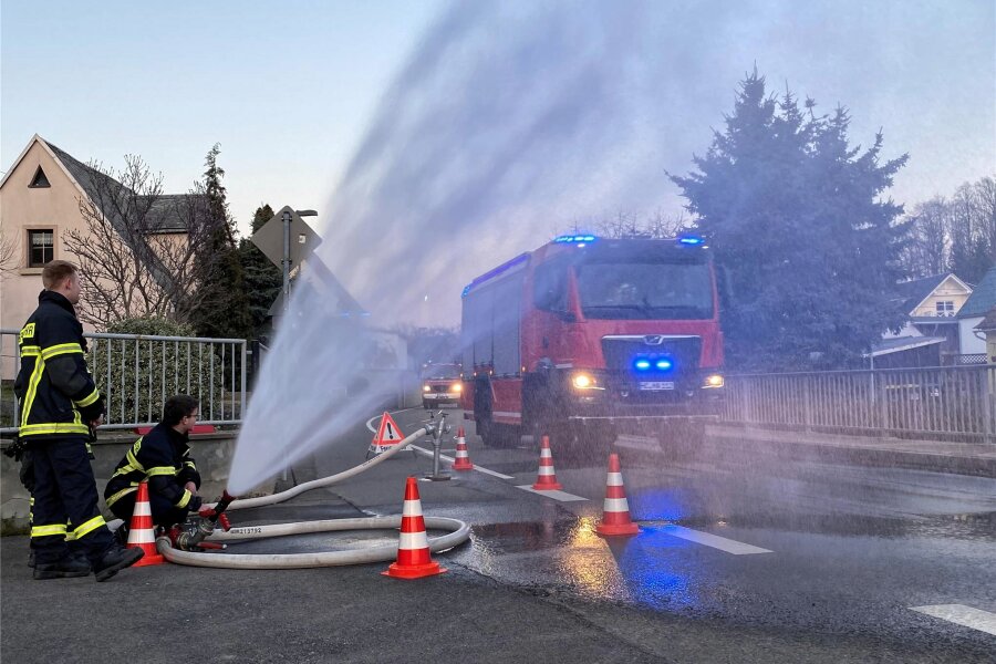 Achtung, Marbach geht im Fernsehen auf Sendung - Im März 2022 bereiteten die Kameraden der Freiwilligen Feuerwehr dem neuen Tanklöschfahrzeug für Marbach einen feuchten Empfang.