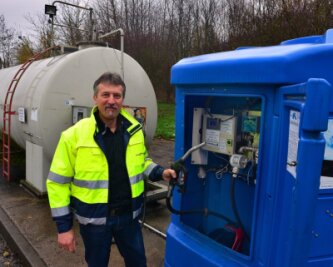 Adblue-Mangel bereitet Unternehmen Sorgen - Sven Thomas, Leiter Logistik, an der Adblue-Tankstelle der Spedition in Hainichen. 