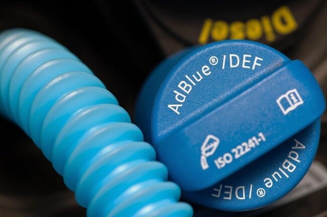 Adblue-Mangel: Diesel-Fahrern droht ein längerer Engpass - Der kleine Zusatzbehäter - für Dieselfahrzeuge der mit Adblue gefüllte Behälter unentbehrlich. 